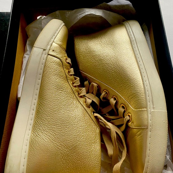 Kenneth Cole Gold sneakers! Fun and stylish sneakers - Picture 5 of 5